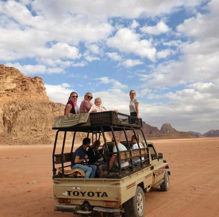 Moon City With Jeep Trips Wadi Rum Buitenkant foto