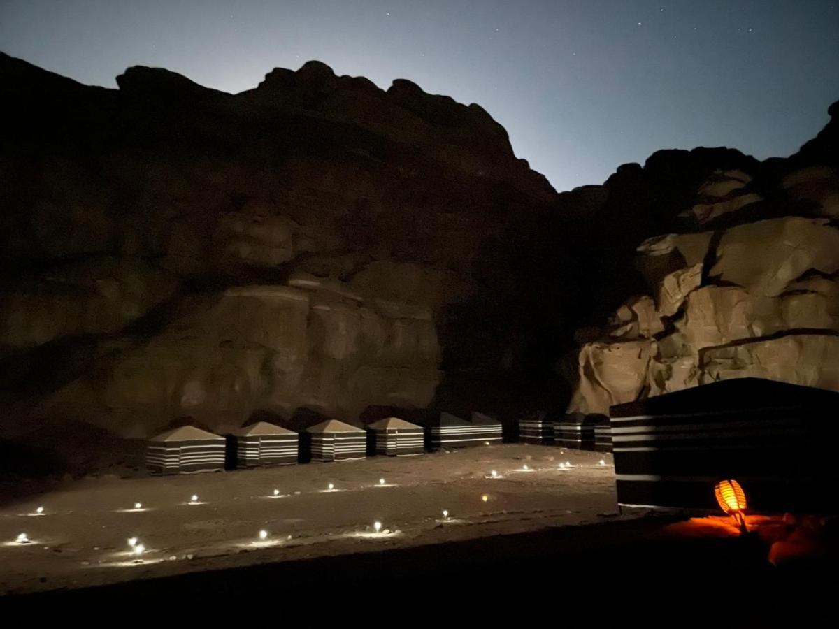 Moon City With Jeep Trips Wadi Rum Buitenkant foto